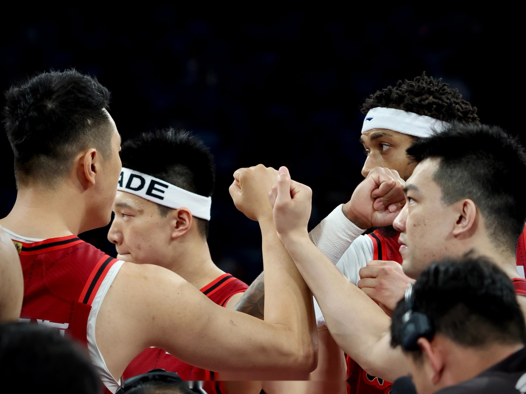 赛后突围战来临；金州勇士围绕欧篮联篮板制胜；压力陡增；资深球员宣示担当的简单介绍