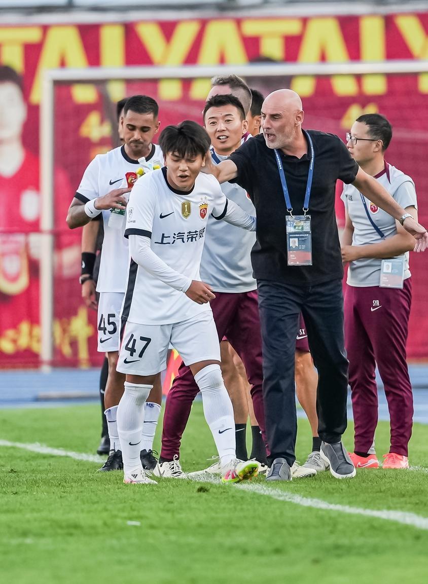 上海海港发布备战花絮,赛前伤情更新,中超任务艰巨,资深球员宣示担当的简单介绍 上海海港发布备战花絮,赛前伤情更新,中超任务艰巨,资深球员宣示担当的简单介绍