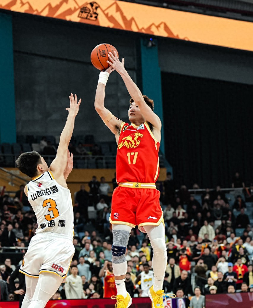 广厦男篮国际比赛日造点机会，志在国王杯名次提升，气氛紧张，年轻球员得到机会的简单介绍