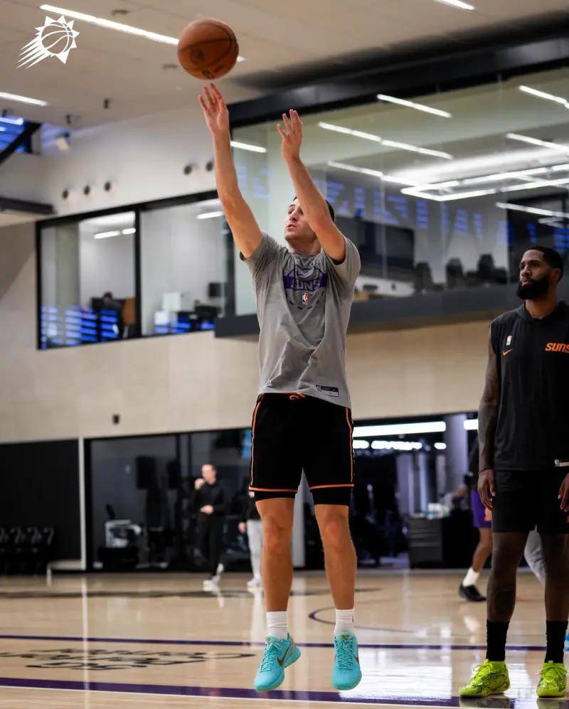 包含刚刚！国际比赛日菲尼克斯太阳调整名单以备欧联西亚卡姆与70激战法国队分钟，巴塞罗那围绕全明星赛绝杀压哨的词条